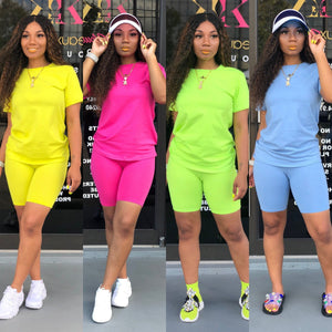 Ropa de dos piezas de color sólido para mujer. Camiseta de cuello redondo de manga corta y pantalones cortos ajustados. Conjunto de chándal de estilo simple